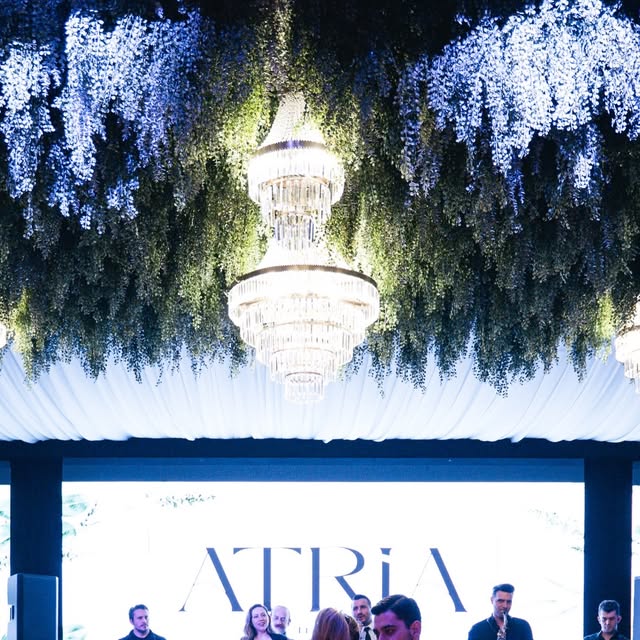 Atria İncek sahnesi ve kristal avizeler