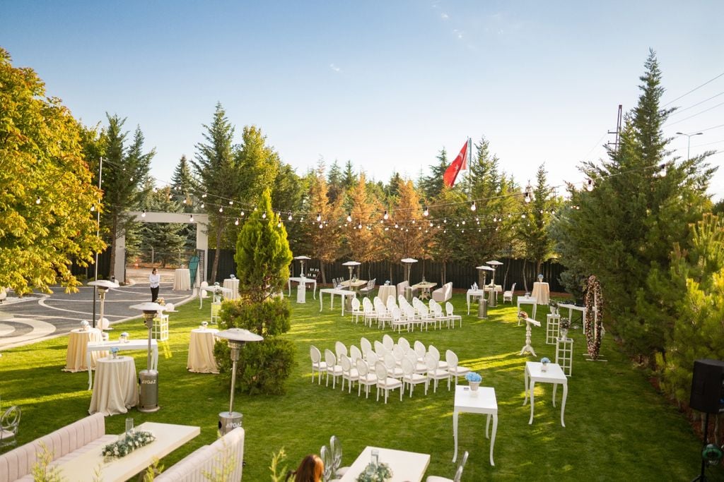 Atria İncek’in yeşillikler içindeki açık hava nikâh alanı